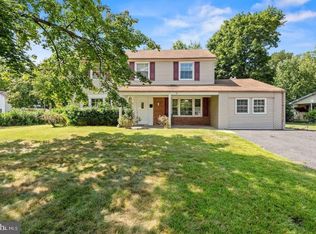 1 Meadowbrook Pl, Willingboro, NJ 08046