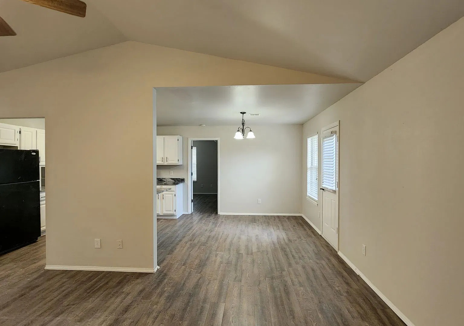 3 Bedroom, 2 Bathroom Newly Renovated Home- **Ask About Our Cashless Security Deposit Option** — Photo 4