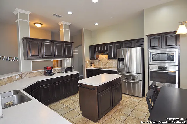 4 bed, 2.0 bath, 2331 sqft, $2,700 — Photo 4
