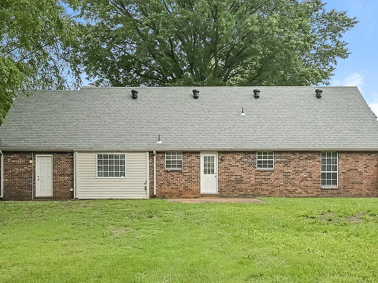 209 Lexington Dr — Photo 17
