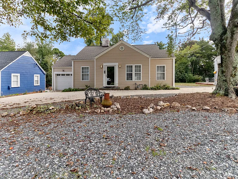 Welcome to Hunsucker's Place, a revitalized 1942 cottage with charming curb appeal, off-street parking, and a prime location near Downtown Greensboro and Cone Health Hospital. Perfect for professionals and travelers seeking comfort and convenience.