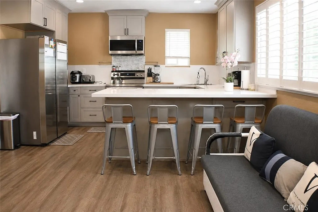 2 bed, 700 sqft, $2,800 — Photo 2