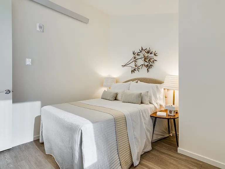 Top Floor One bedroom with Vaulted Ceiling