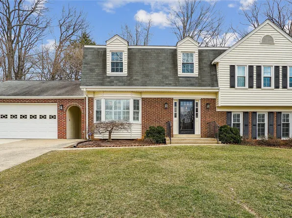 2236 Loch Lomond Dr, Vienna, VA 22181