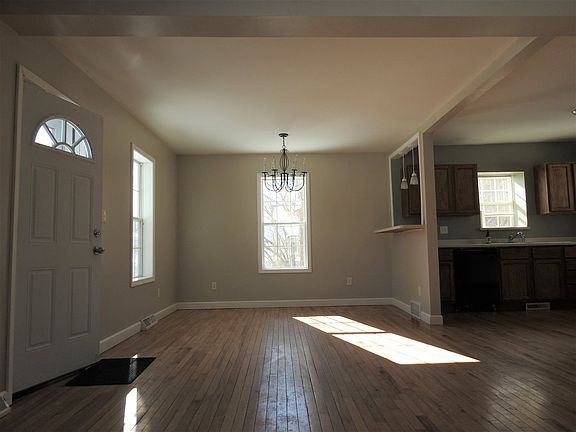 4th image of 224 Birch St