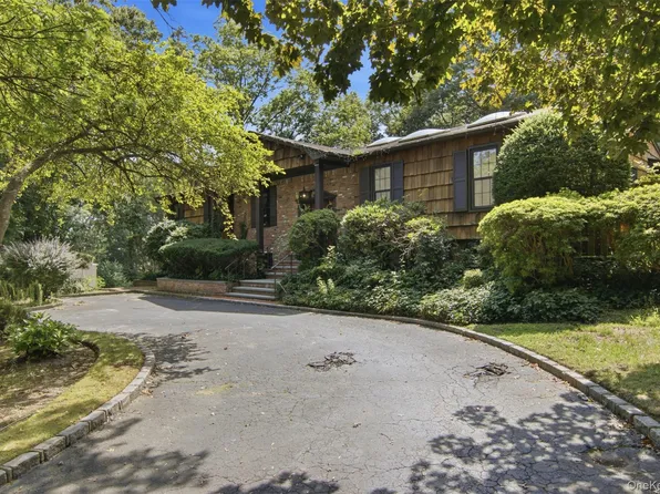 2 Cascade Court, Dix Hills, NY 11746