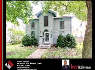 212 S 4th St, Aurora, IL 60505