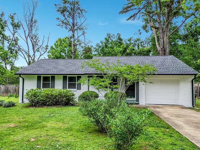 107 Clubview Rd — Photo 1