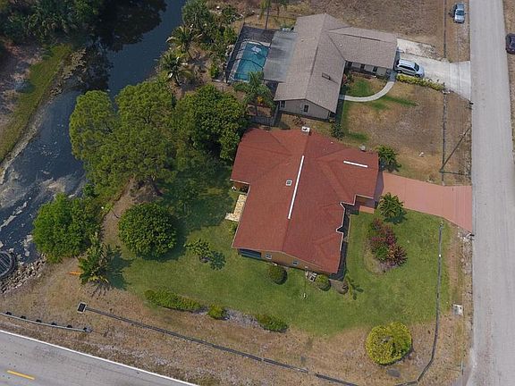 3rd image of 698 SE Essex Dr