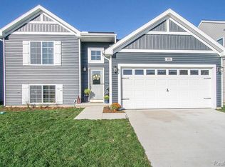 226 Creek Pointe Cir, Durand, MI 48429