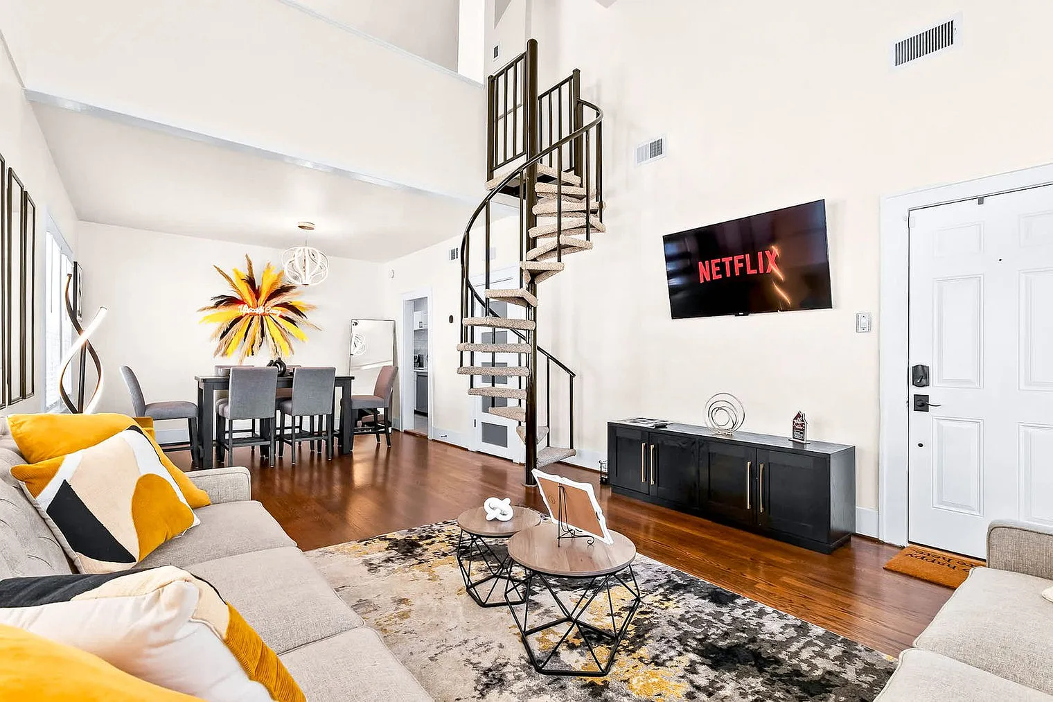 1 bed, 1.0 bath, 1270 sqft, $3,805 — Photo 2