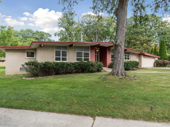 21300 Masi Ct, Grosse Ile, MI 48138