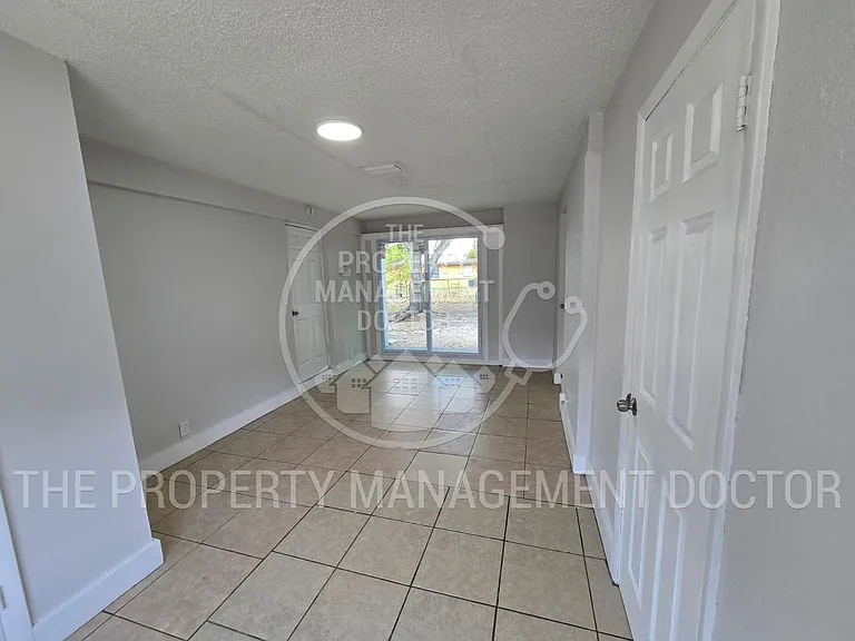 4914 S 84th St — Photo 9