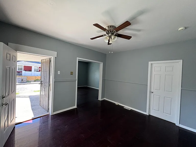 439 N Forest Ave — Photo 3