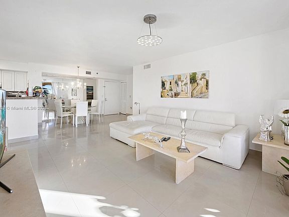 4th image of 19601 E Country Club Dr #7601