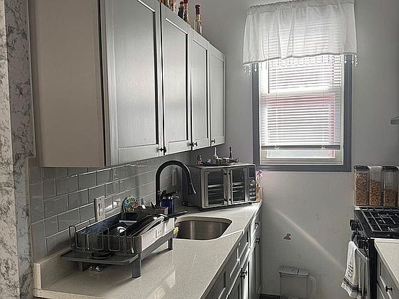 3rd image of 246 Montrose Ave