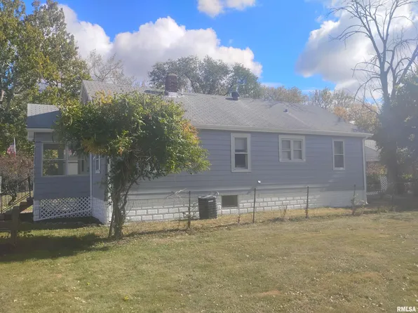 2102 E Robin Ct, Peoria Heights, IL 61616