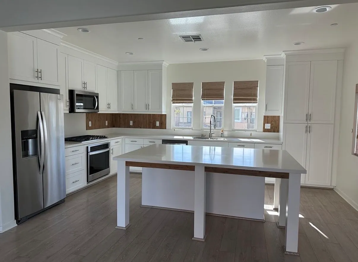 4 bed, 2400 sqft, $1,250 — Photo 2