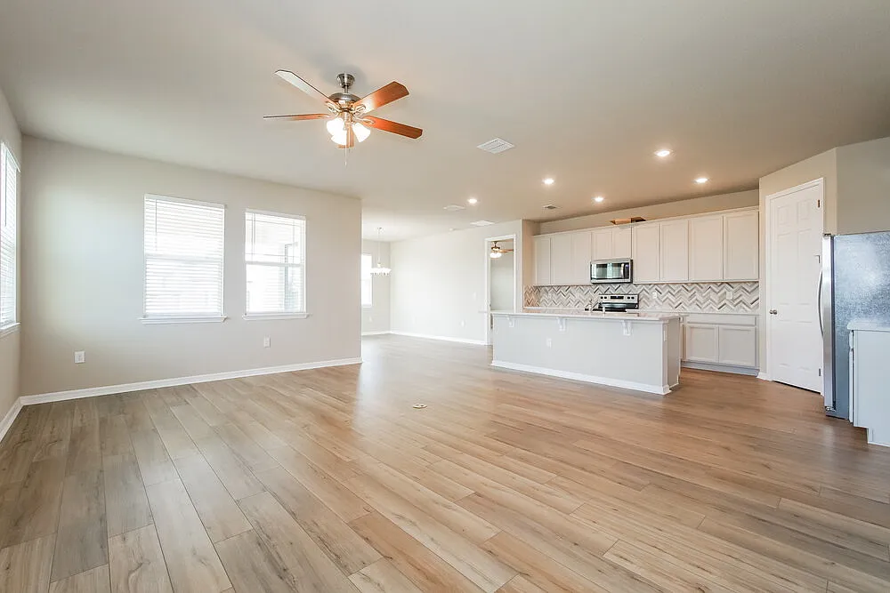 4 bed, 3.0 bath, 2185 sqft, $3,020 — Photo 4