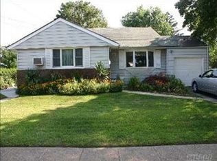 240 Rose St, Massapequa Park, NY 11762