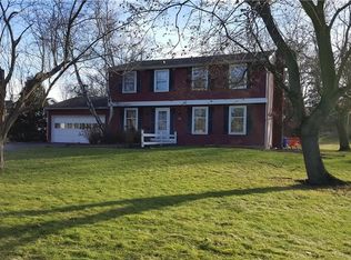 24 Manor Hill Dr, Fairport, NY 14450