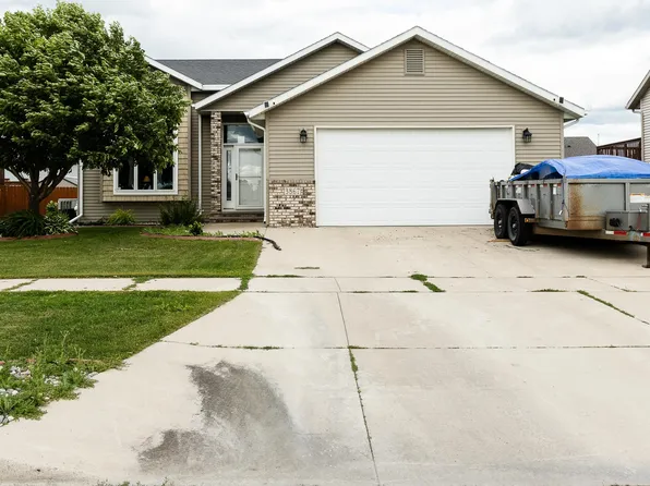 3867 S 19th St, Grand Forks, ND 58201