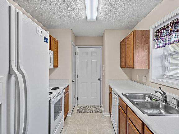 3rd image of 509 Glenlea Ln