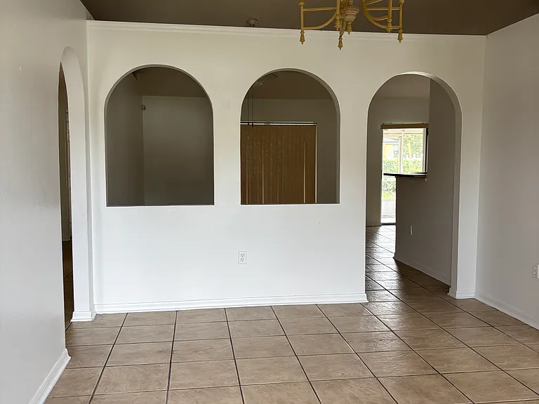 305 Cocoa Ct — Photo 8
