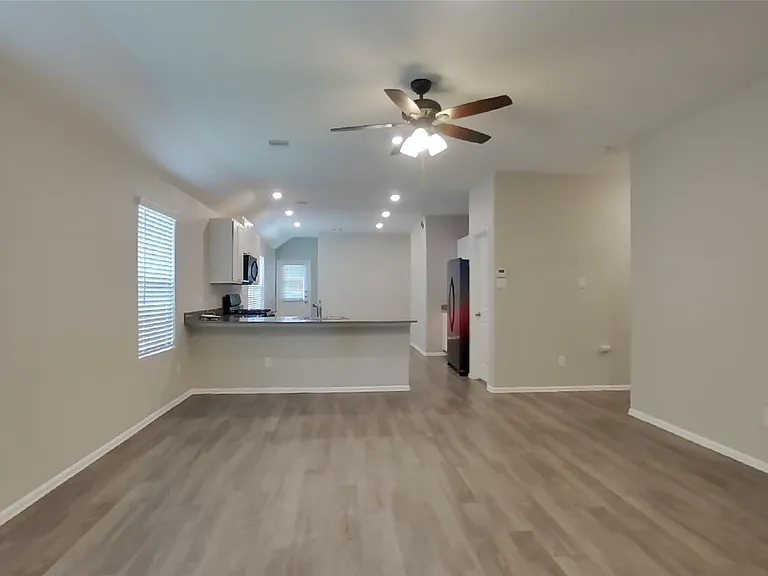 210 Pine Cavern Dr — Photo 4