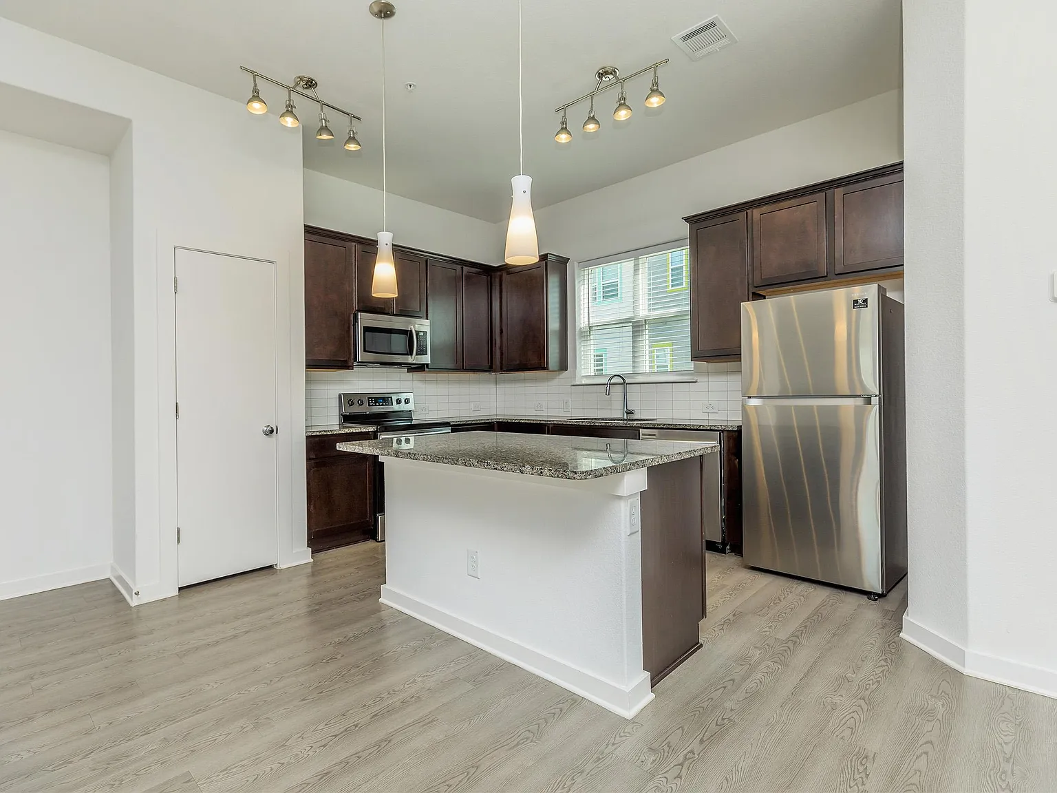 3 bed, 1900 sqft, $1,995 — Photo 2