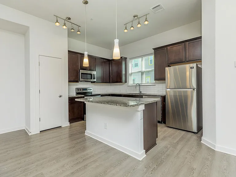 433 Ll — Photo 2