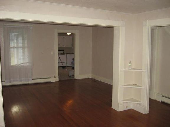 4th image of 325 Deviller St