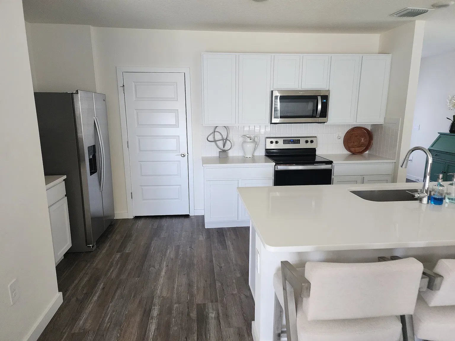 4 bed, 2.5 bath, 2260 sqft, $3,400 — Photo 4