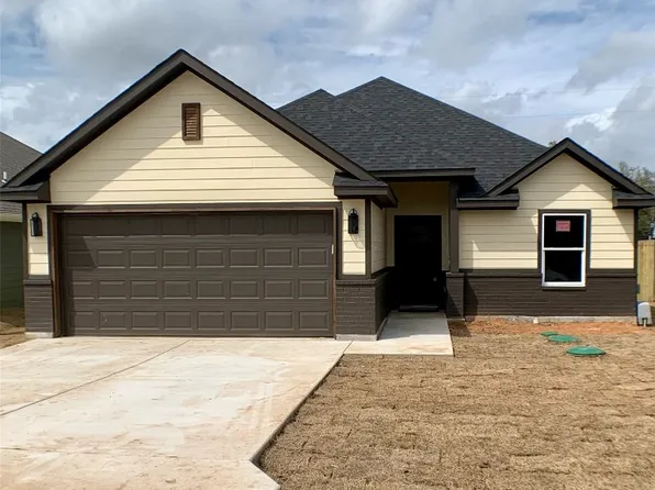 924 Colorado River Dr, Granbury, TX 76048