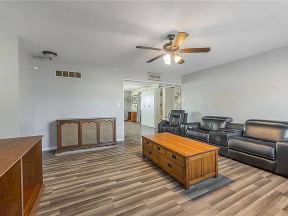 5th image of 825 W Brown St
