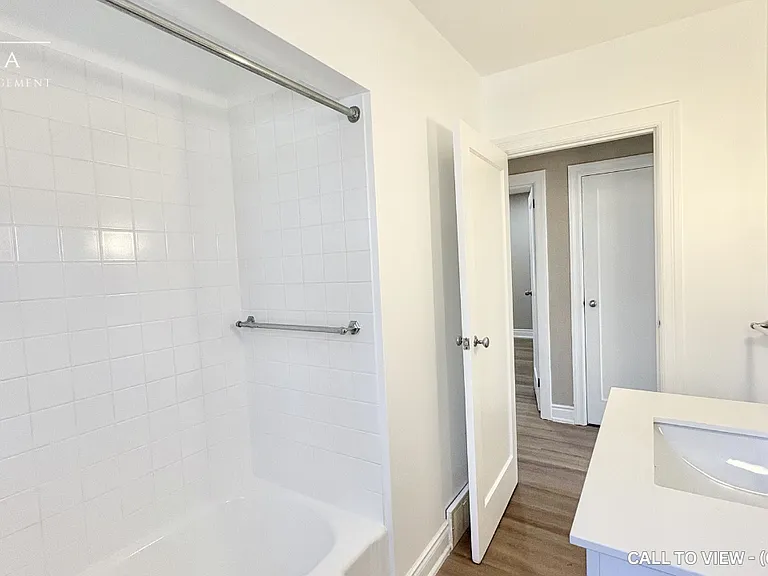 1052 King St E — Photo 16