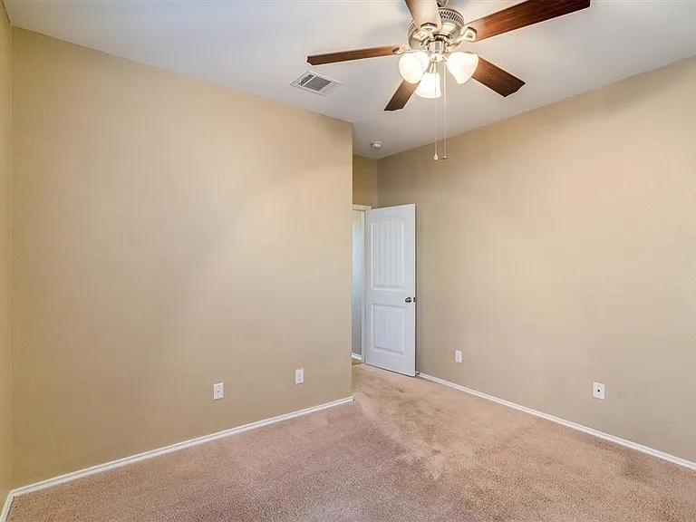 1109 Sussex Pl — Photo 9