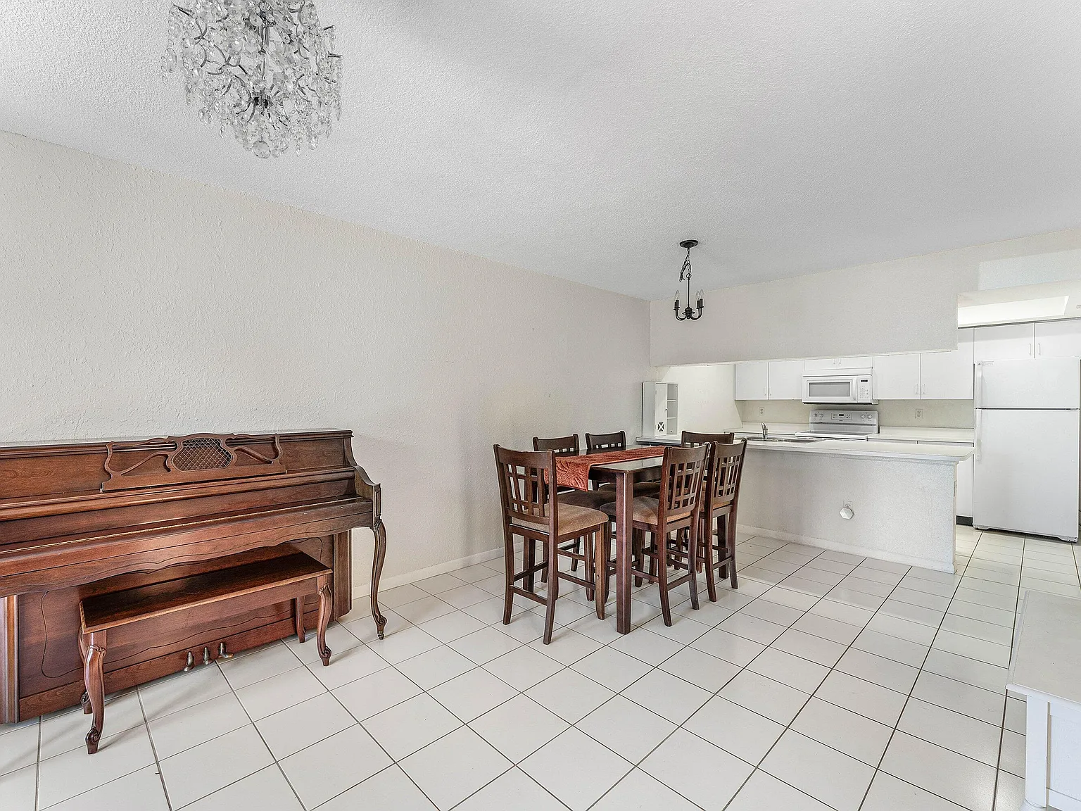 3 bed, 2.0 bath, 1024 sqft, $2,100 — Photo 2