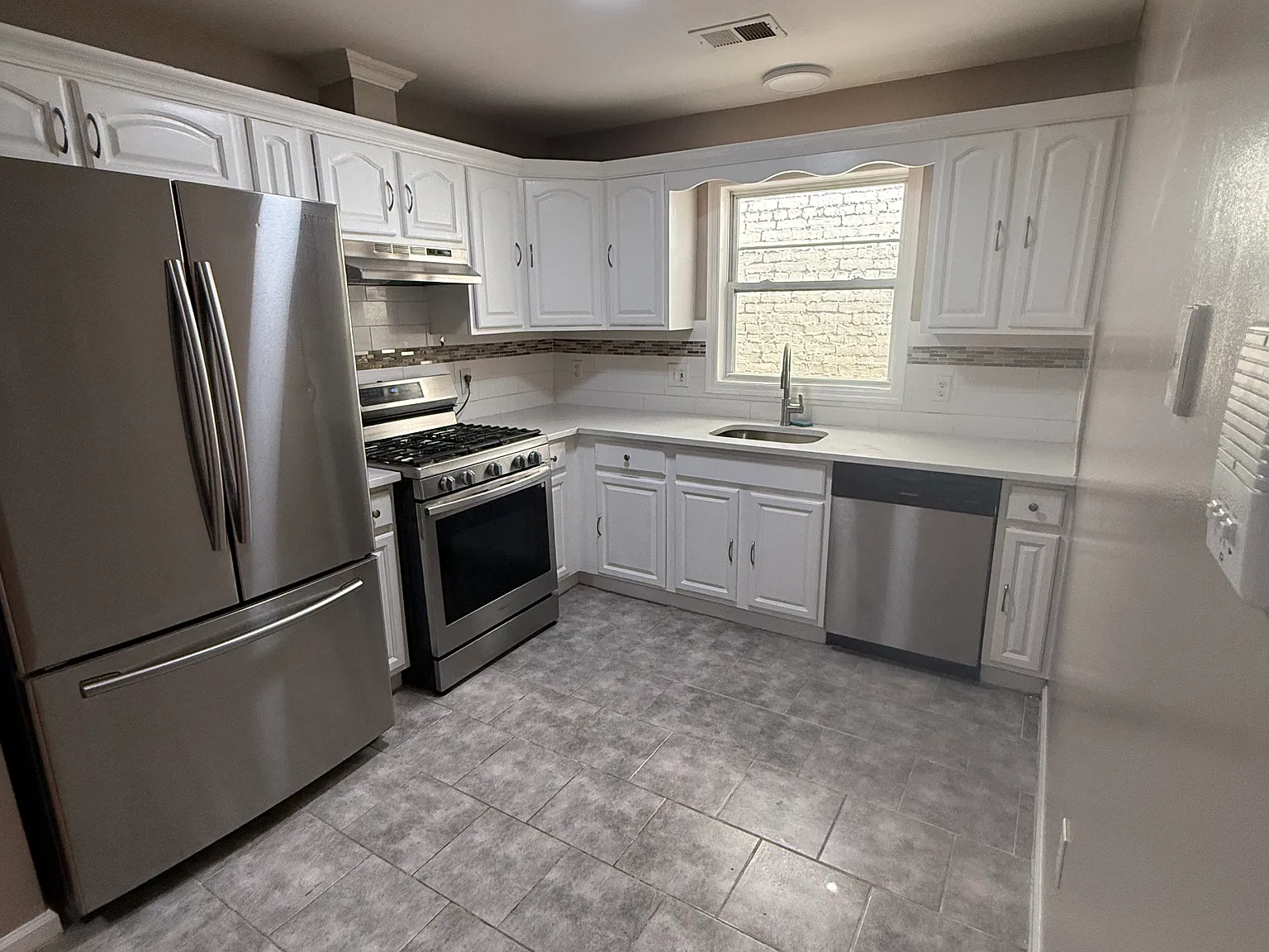 4 bed, 2200 sqft, $2,800 — Photo 3