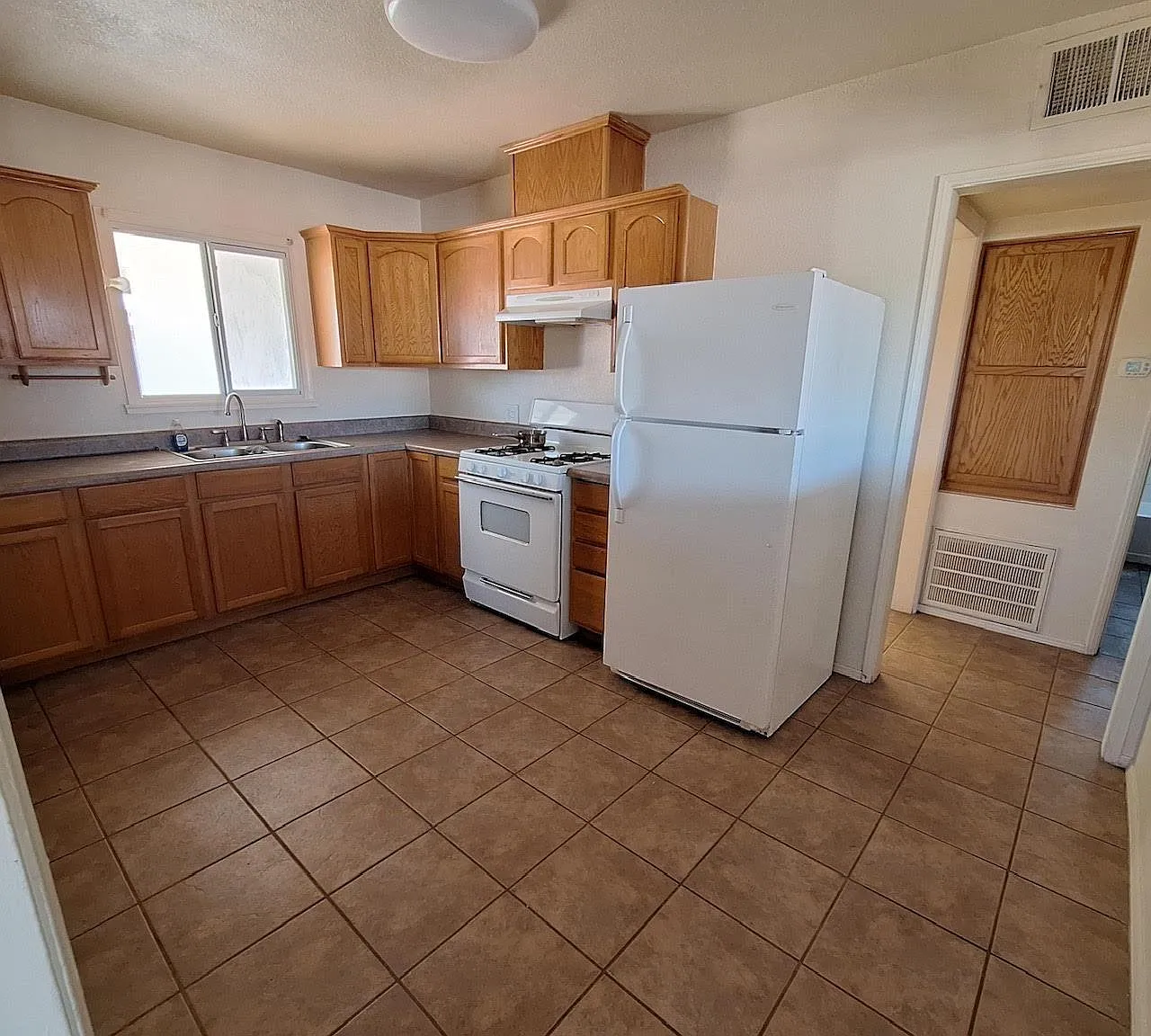 3 bed, 1.0 bath, 1101 sqft, $1,300 — Photo 4