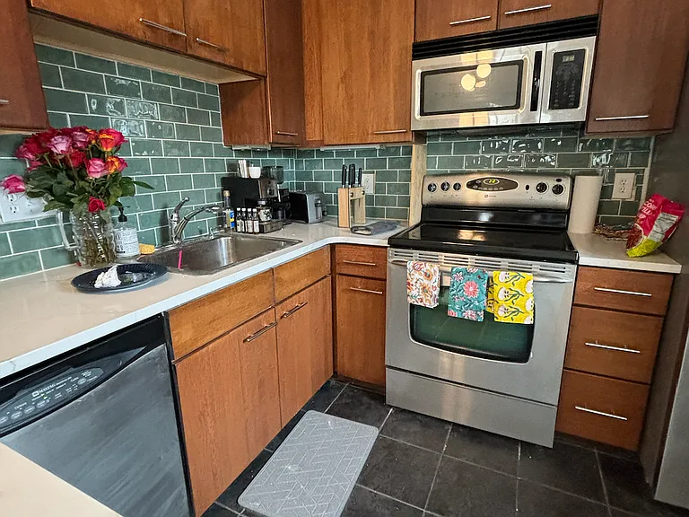 1231 N Downing St #205 — Photo 2