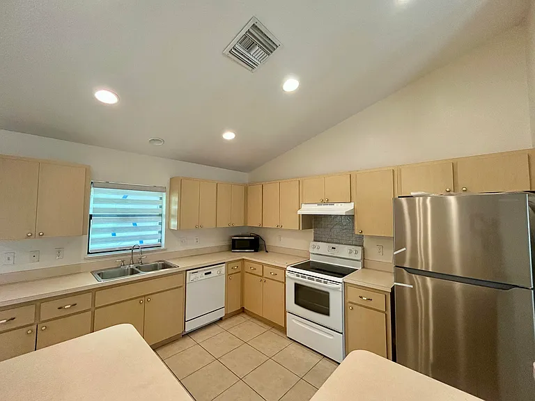 328 W Sugarland Cir — Photo 15