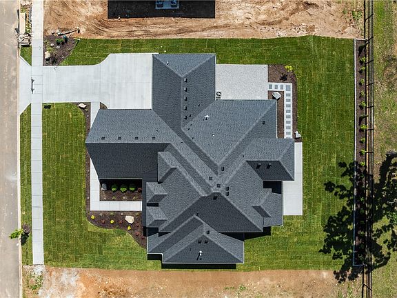 4th image of 3803 SW Limelight Ln
