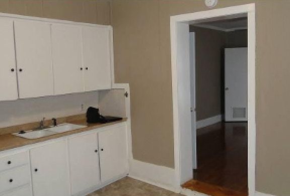 4th image of 604 N Pine St APT 2