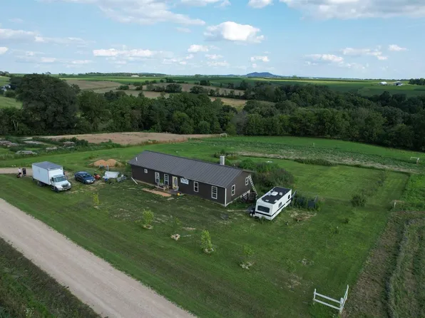 693 Joes Lane, Platteville, WI 53818