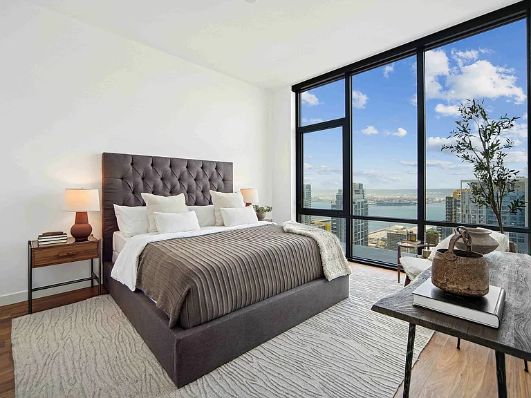Shoootin-5-TheLindley-Penthouse-Bedroom-2