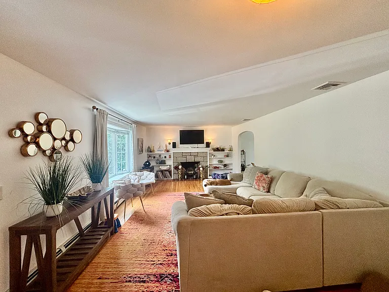 143 Bennett St — Photo 3