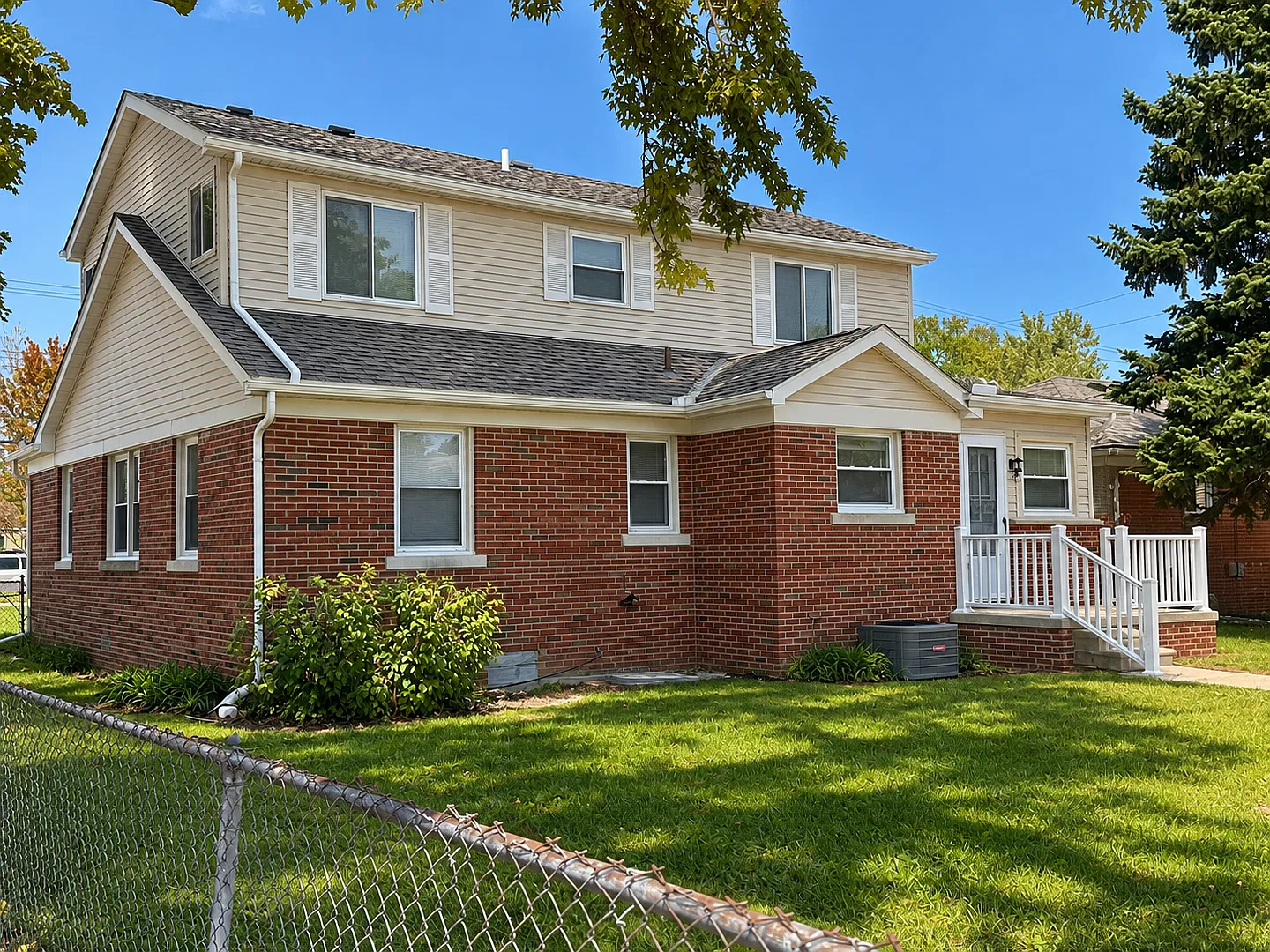 Beautiful 5 Bedroom Home In St Clair Shores — Photo 3