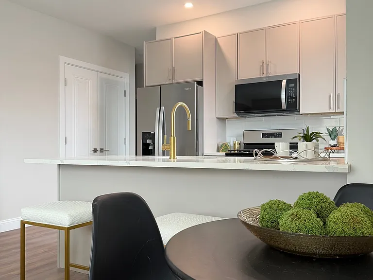 Lakeview Apartments — Photo 8