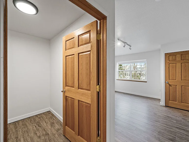 500 W Franklin Ave — Photo 8